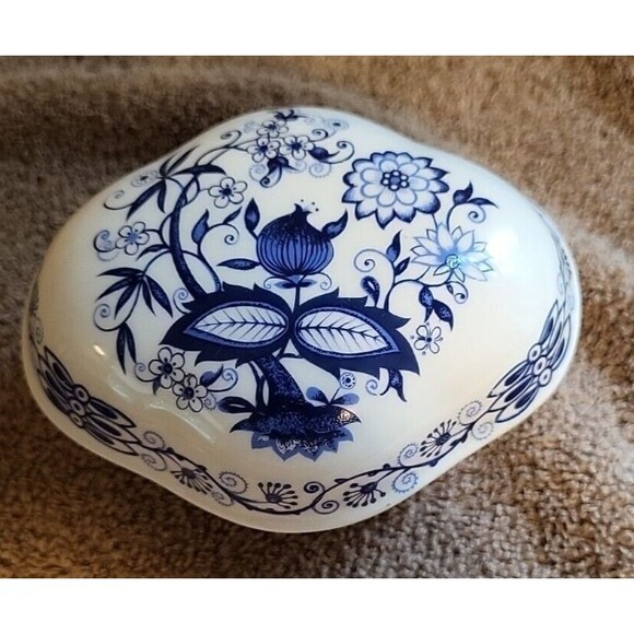 Vtge Vienna Woods MANN Porcelain Egg Blue Design china Trinket Box 5"x4" preown - Picture 2 of 16